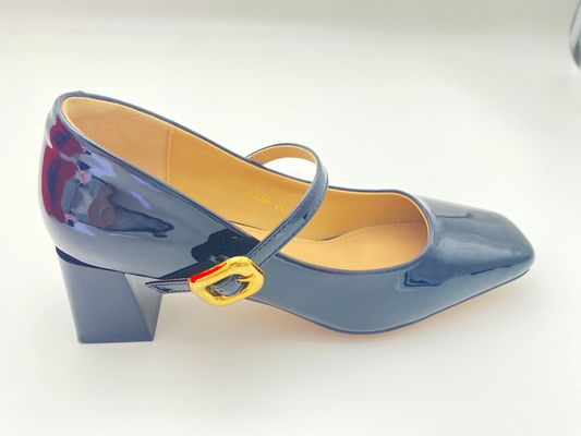 Kadınlar siyah yüksek topuklu, lakerli topuklu ve zihinsel kilitli.