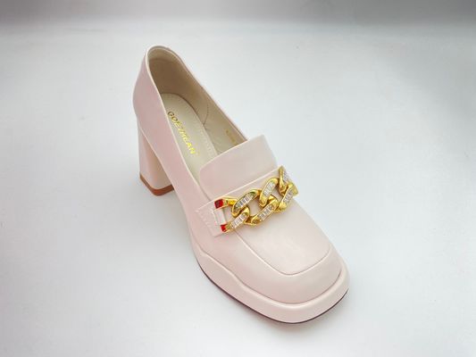 Kadınlar beyaz topuklu, kalın tabanlı ve kolay çıkarılabilir.